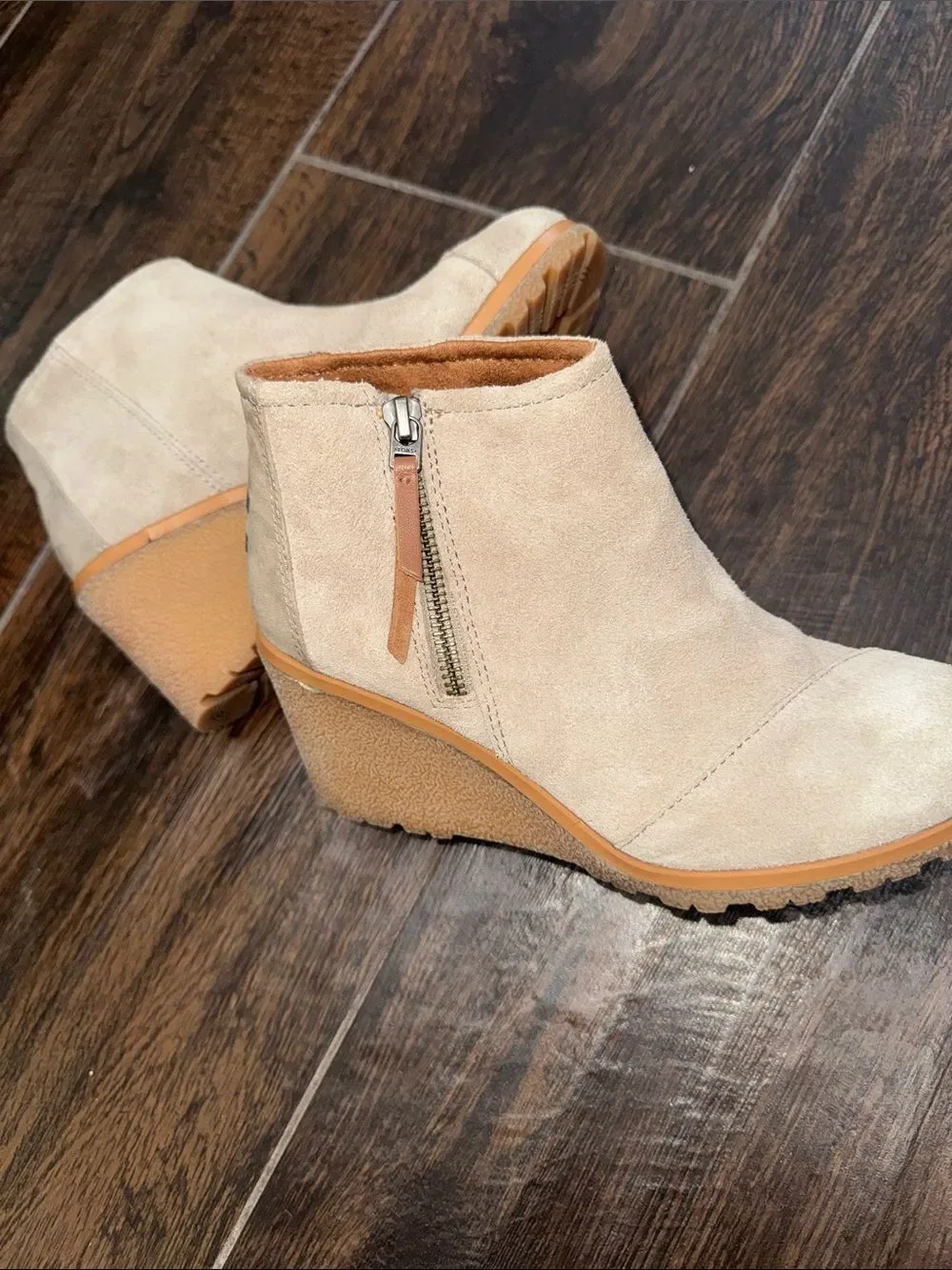TOMS Avery Wedge Booties in Desert Taupe Suede sz 6.5 EUC NO WEAR